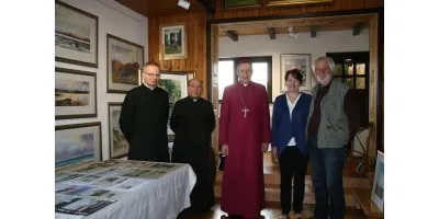Wizyta biskupa Andrzeja Jeża w galerii